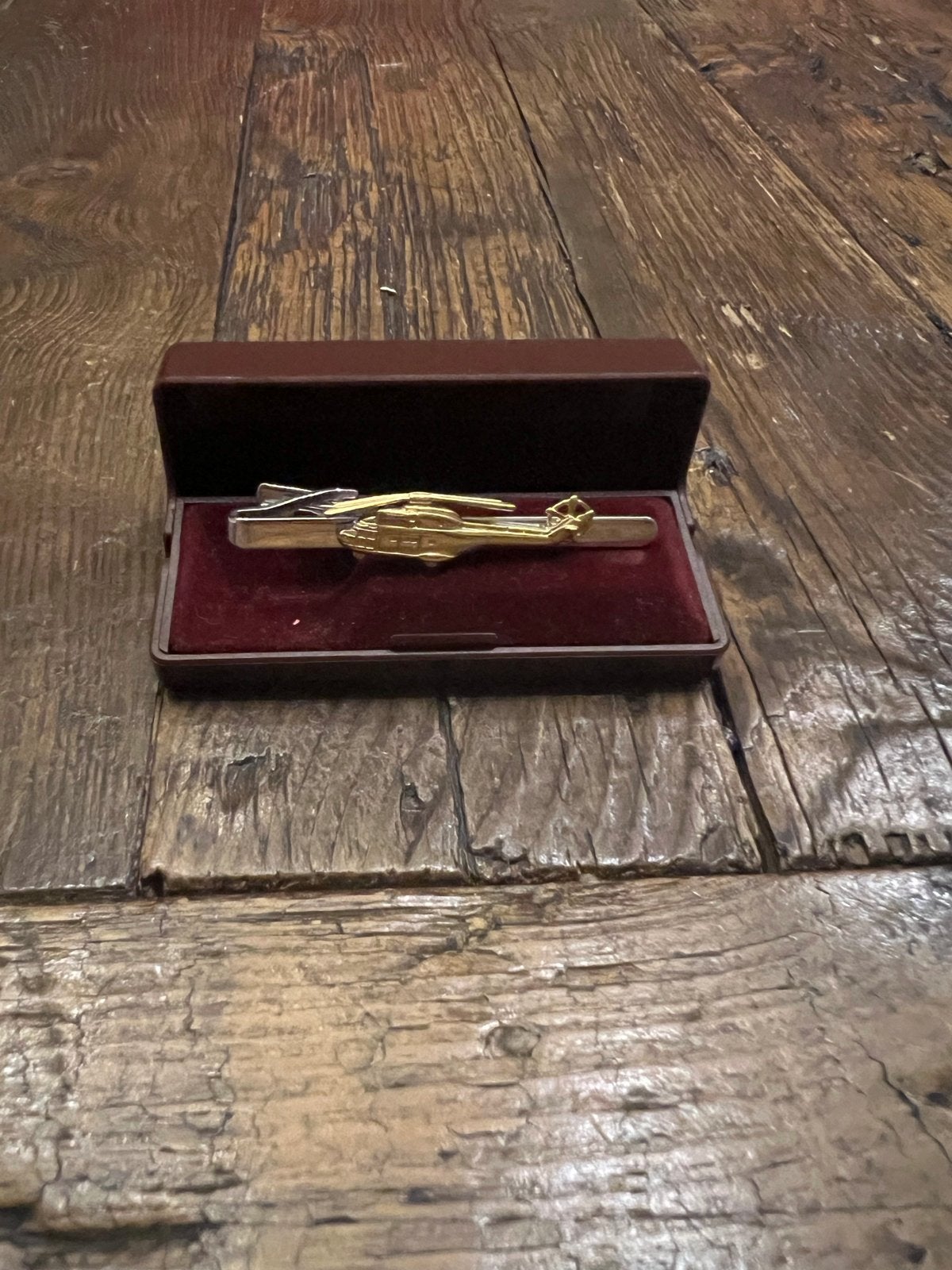 Gouden dasspeld met detail in originele doos., Ophalen of Verzenden, Zo goed als nieuw, Goud, Verguld