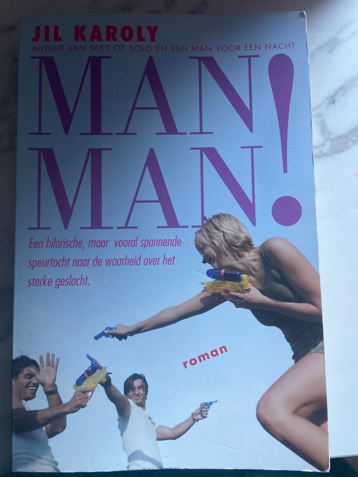 Man! Man! - Jil Karoly (roman), Boeken, Ophalen of Verzenden, Gelezen
