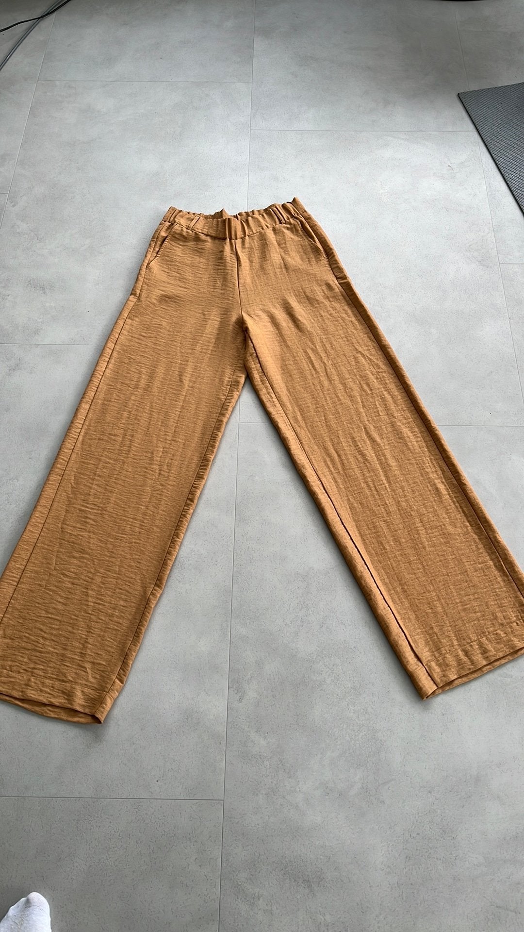 oker gele wijde broek van Anna van Toor in maat M, Maat 38/40 (M), Geel, Nieuw, Ophalen of Verzenden