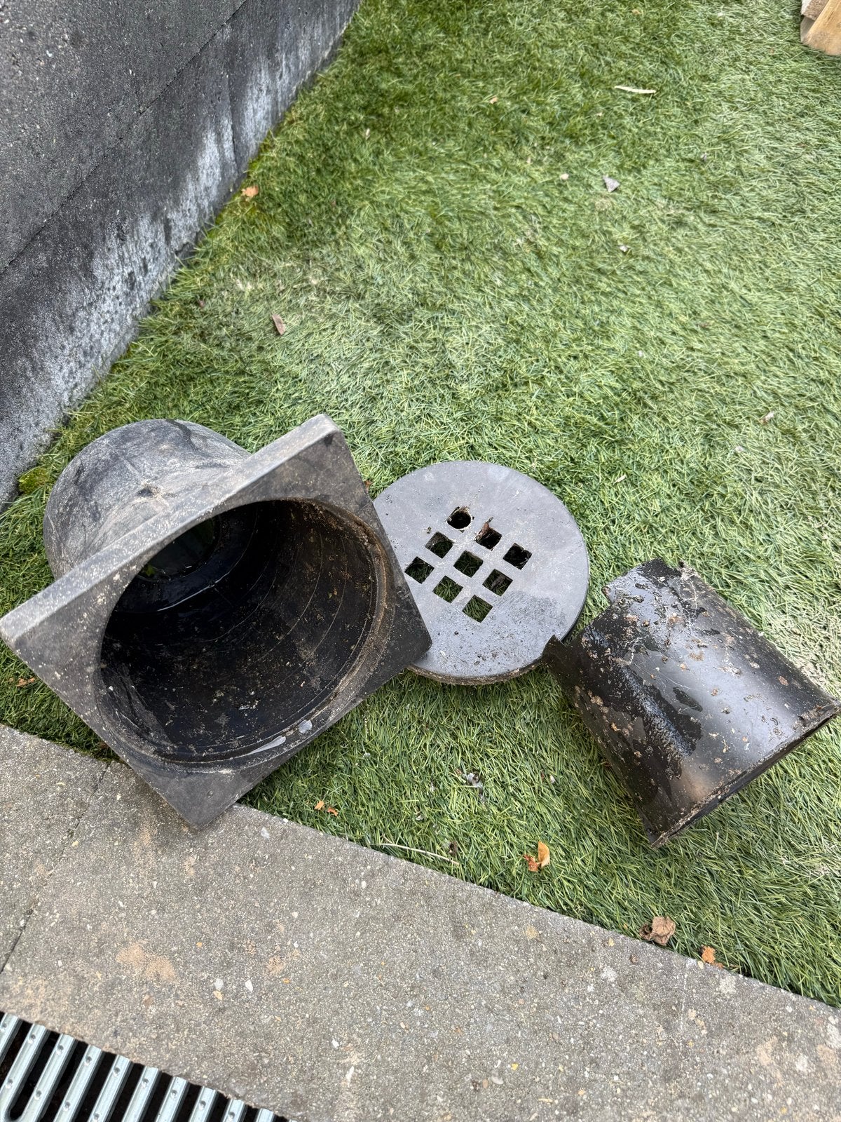 2x Afvoerputje met rooster - Gebruikt, Doe-het-zelf en Verbouw, Gebruikt, Verzenden, Minder dan 2 meter, 80 mm of meer
