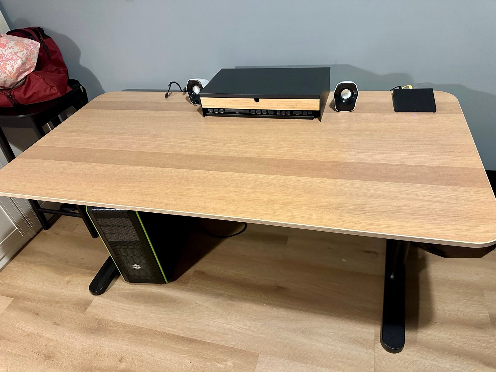 Modern bureau met verstelbare poten en kabelgoot, Ophalen, Gebruikt, Hout, Overige merken