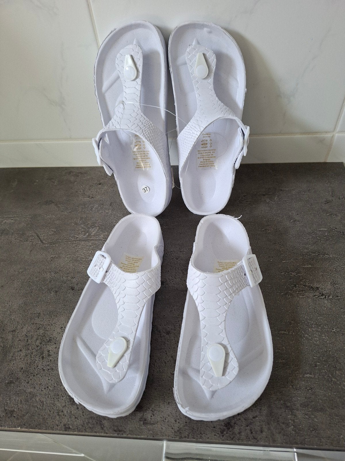 Witte slippers met slangenprint - Maat 36 en 37, Kleding | Dames, Ophalen, Nieuw, Wit, Slippers