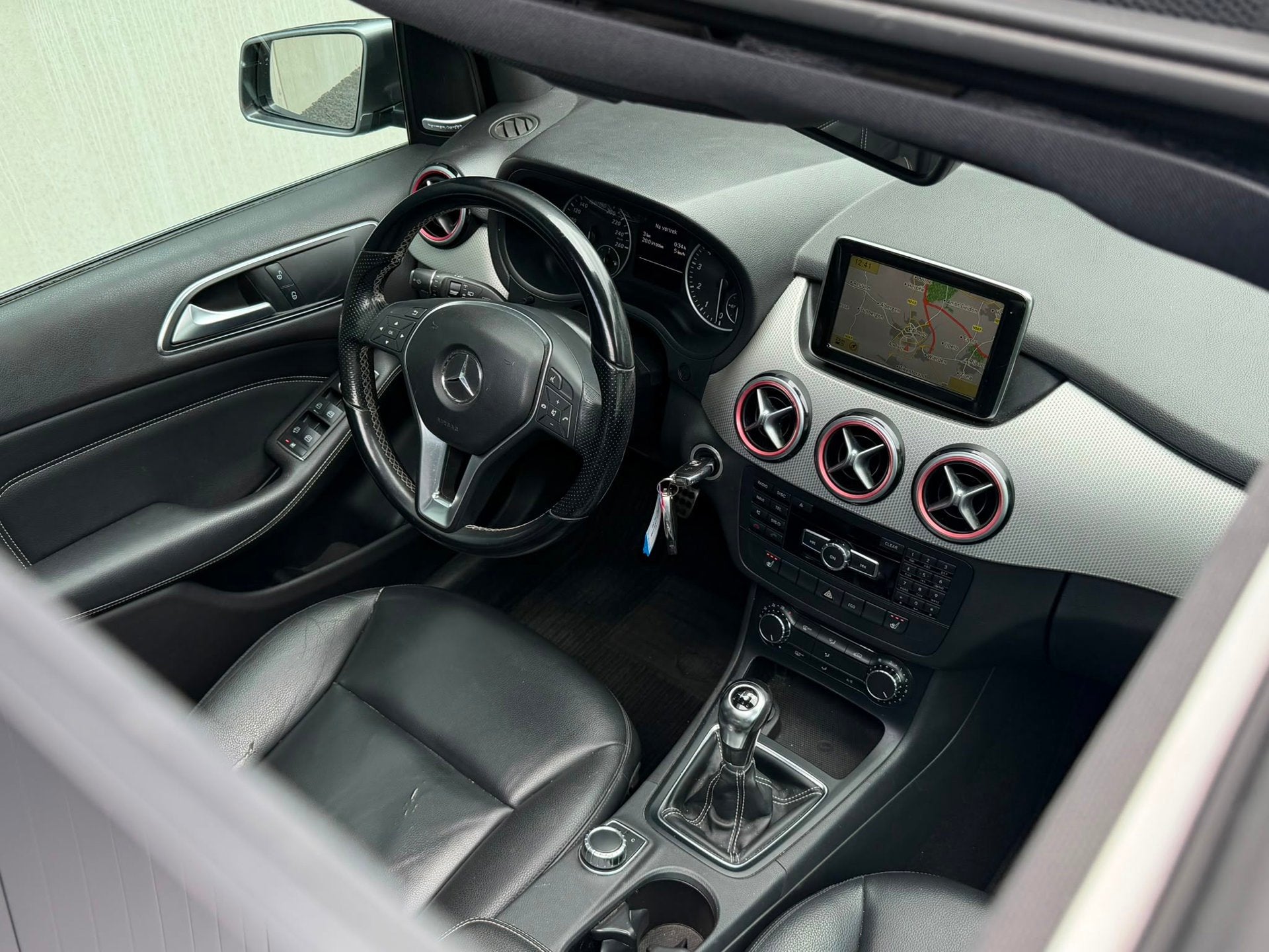 Mercedes-Benz B-klasse 180 Ambition|Leer|Panoramadak|RIjklaa, Auto's, Voorwielaandrijving, Euro 5, Gebruikt, 1295 kg
