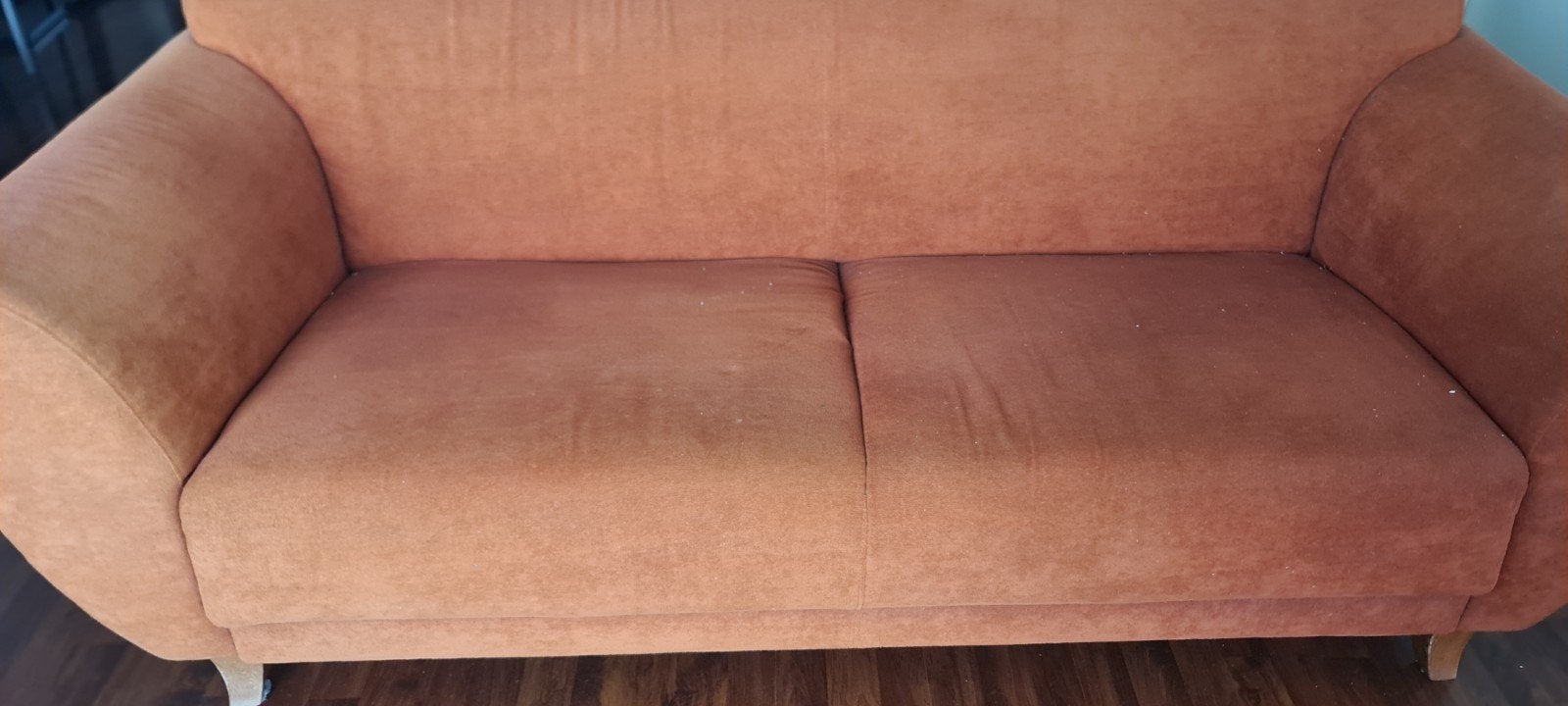 Comfortabele oranje tweepersoonsbank, Huis en Inrichting, Banken | Bankstellen, Ophalen, Modern, Comfortabel, Gebruikt, 150 tot 200 cm