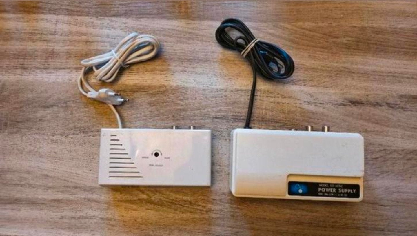 2 stuks TV Radio Versterker., Audio, Tv en Foto, Audiokabels en Televisiekabels, Ophalen of Verzenden, Refurbished, Minder dan 2 meter