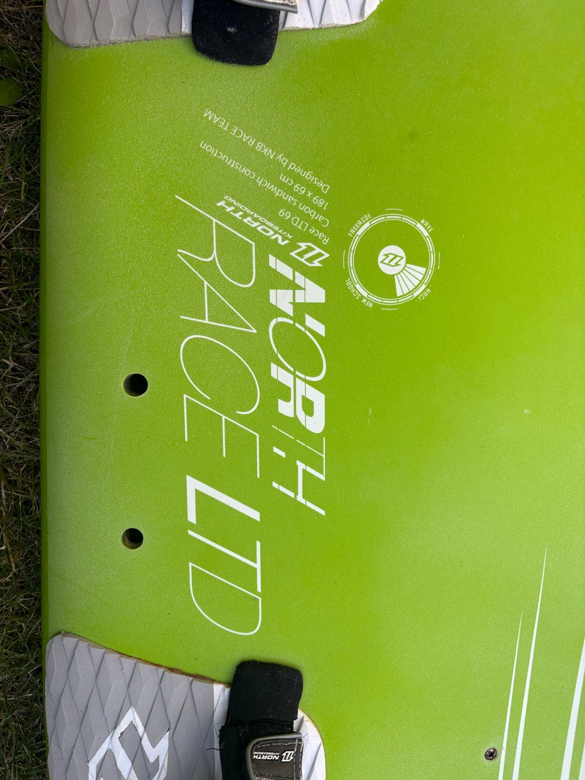North Race LTD Kiteboard 189x69 cm met vinnen en tas, Ophalen, Gebruikt, Kiteboard, Directional