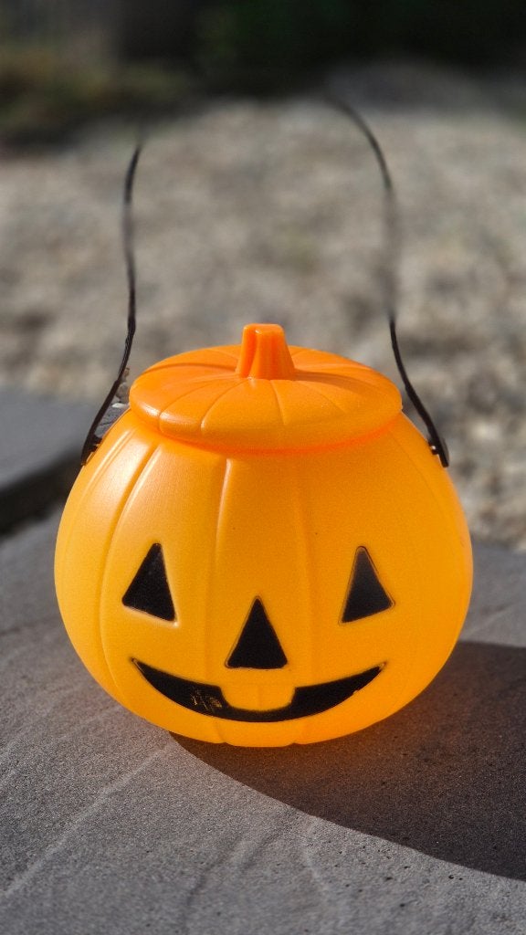 Halloween snoepemmer pompoen (plastic) met handvat, Ophalen of Verzenden, Zo goed als nieuw, Feestartikel, Halloween of Griezel