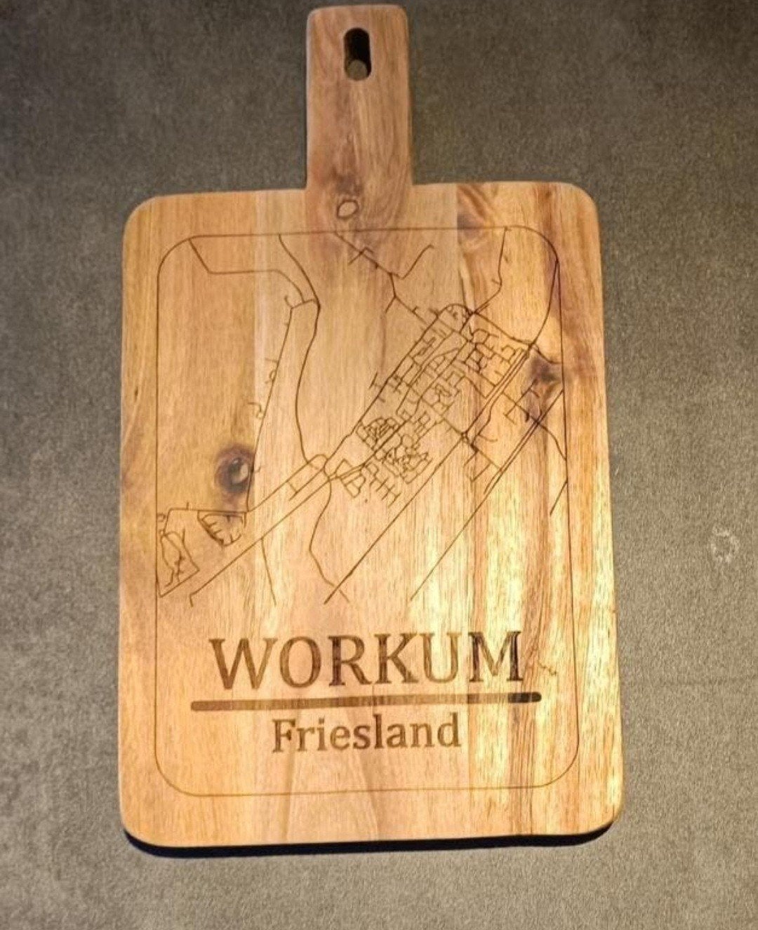 Houten snijplank met kaart van Workum, Friesland, Serveerplank, Nieuw, Ophalen of Verzenden, Afgeronde hoeken