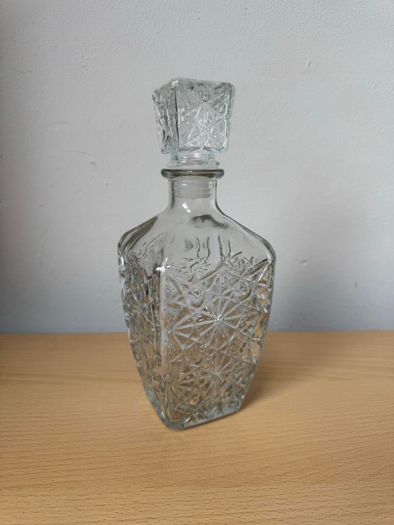 Decoratieve glazen karaf met patroon en stop, Ophalen