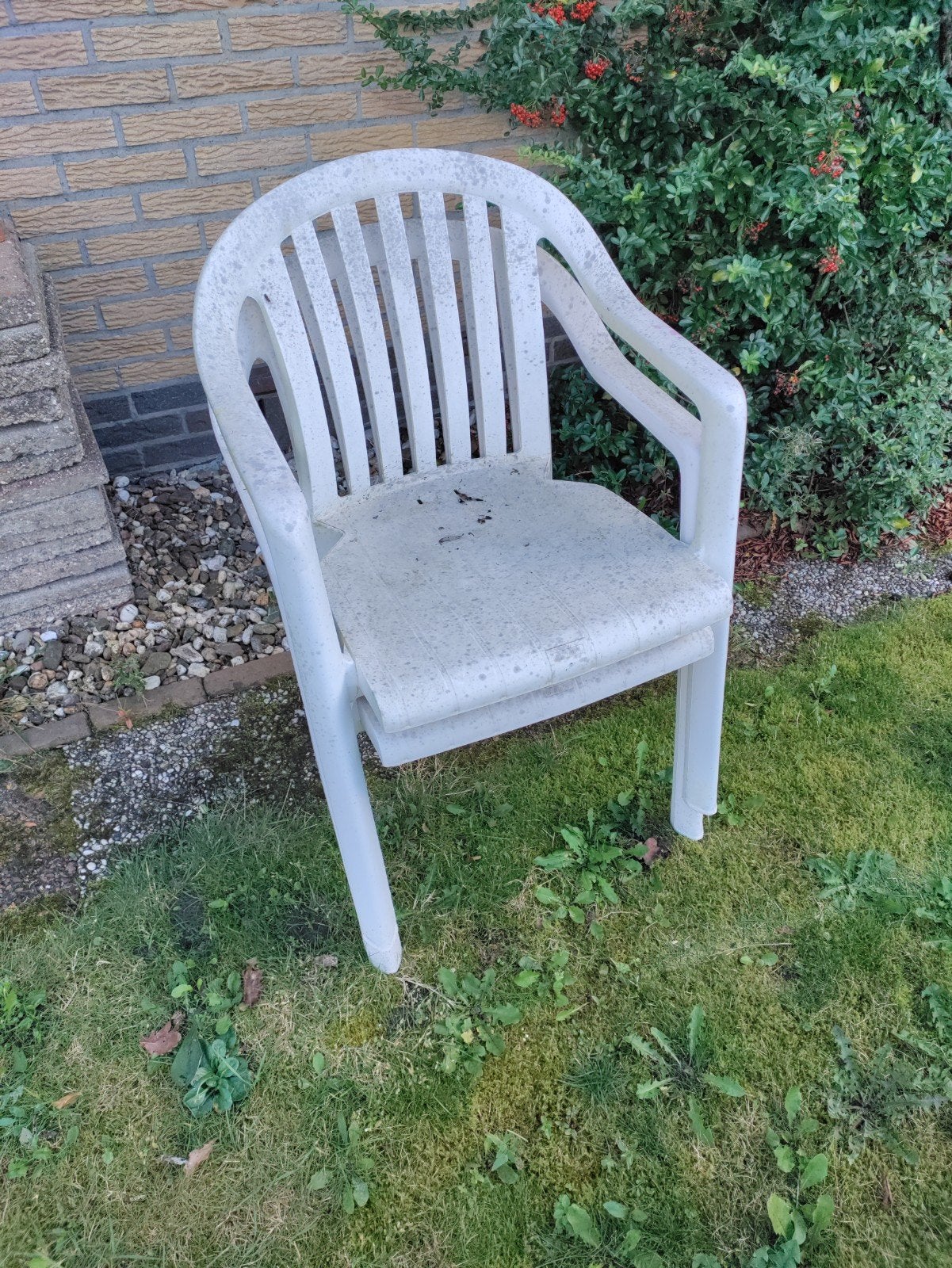 Witte kunststof tuintafel met 2 stapelstoelen, Ophalen, Gebruikt, Ovaal, Kunststof