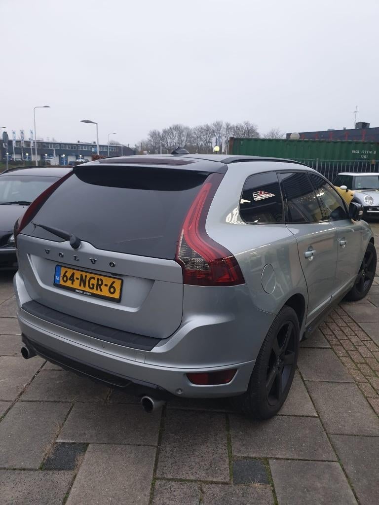 Volvo XC60 2.4 D5 AWD R-Design | 230 PK | Dealer Onderhouden, Auto's, Zwart, 197 €/maand, 2000 kg, Origineel Nederlands