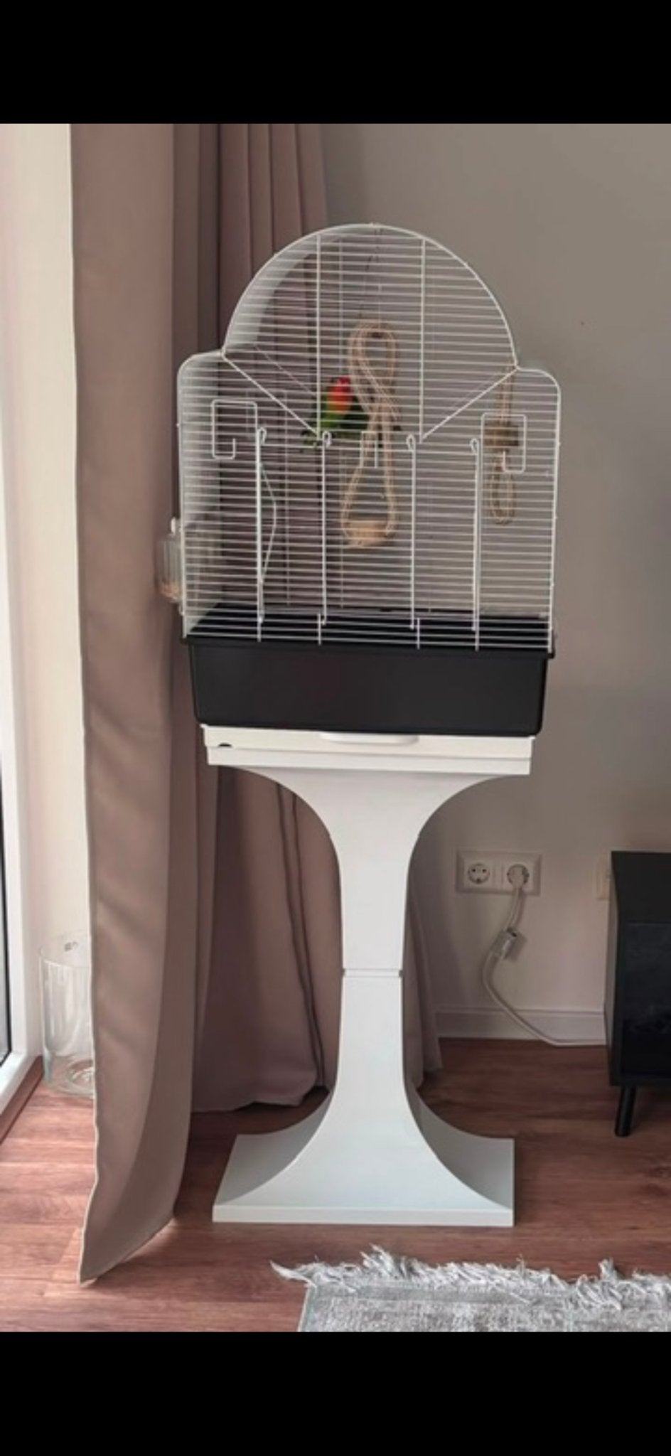Mooie Vogelkooi op Witte Standaard, Ophalen of Verzenden, Gebruikt, Metaal, Vogelkooi
