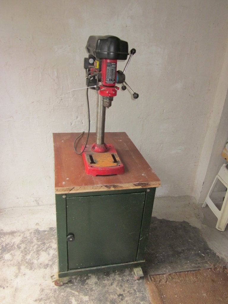 tafelkolomboor op metalen gereedschap kar, Ophalen, Gebruikt, Kolomboormachine