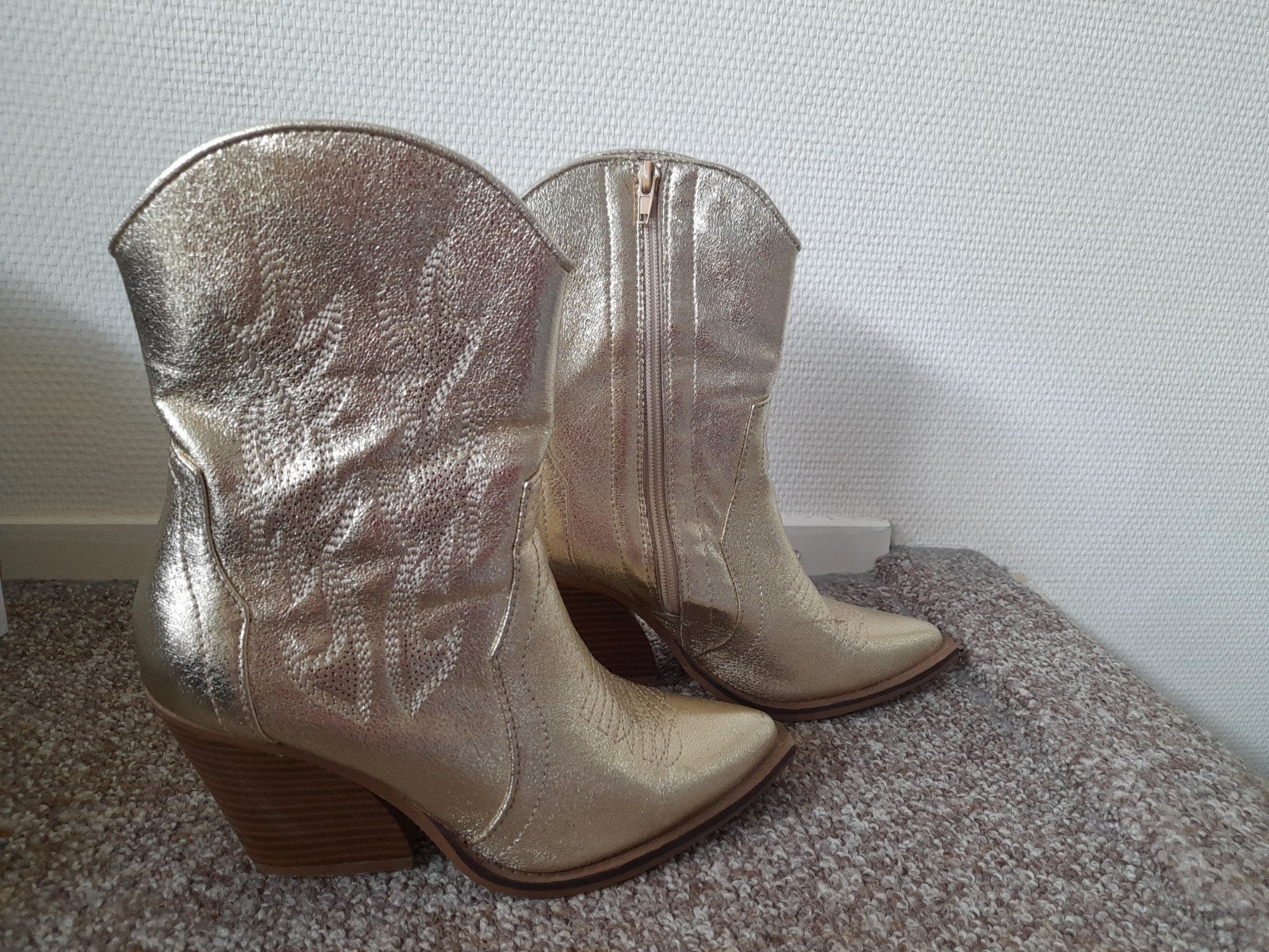 Gouden laarzen, Kleding | Dames, Schoenen, Ophalen of Verzenden, Zo goed als nieuw, Overige kleuren, Hoge laarzen