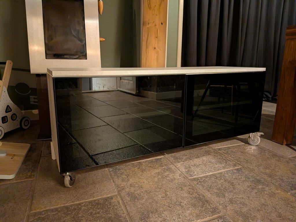IKEA TV meubel met wieltjes, glas en betonlook - 120x40x50cm, Huis en Inrichting, Kasten | Televisiemeubels, Ophalen, Gebruikt