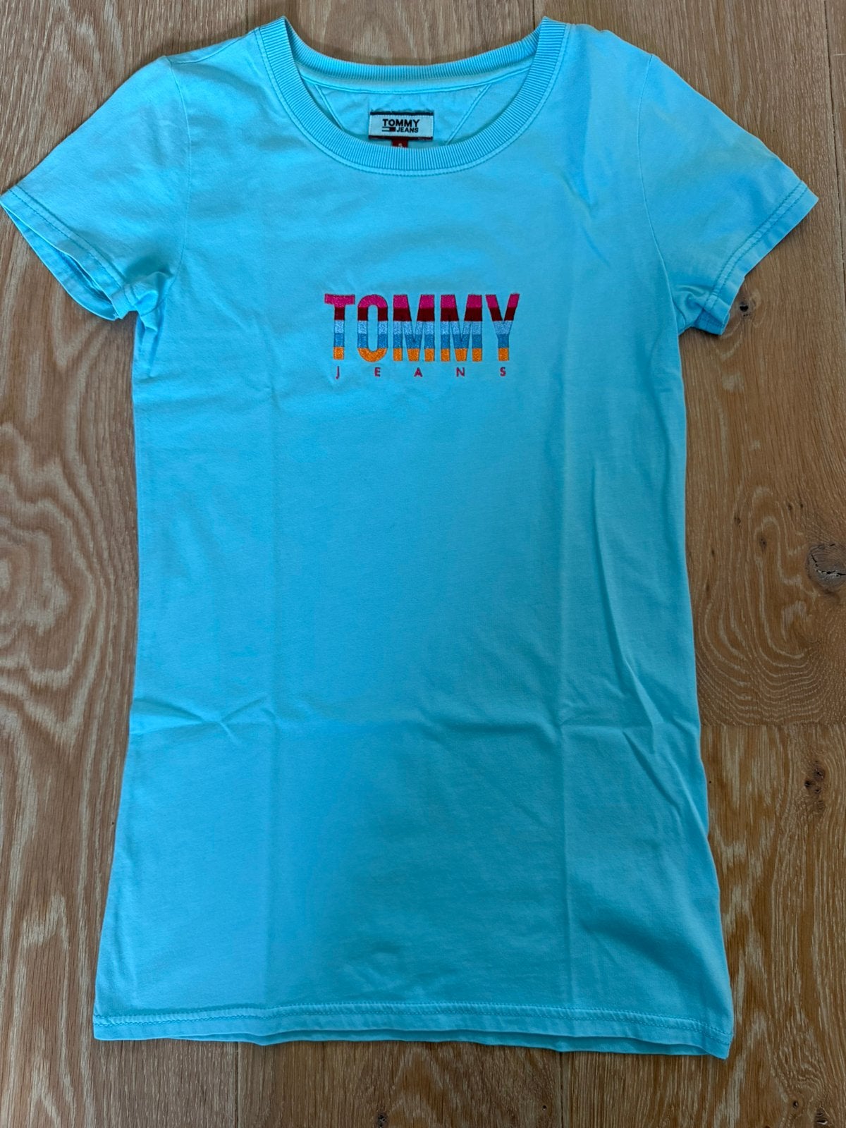 Tommy Hilfiger T-shirt maat S in het lichtblauw, Blauw, Ophalen of Verzenden, Zo goed als nieuw, Korte mouw