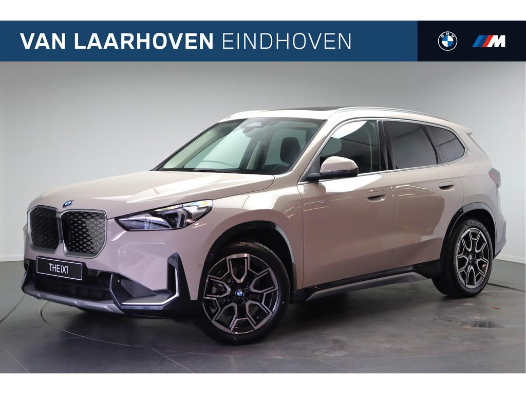 BMW iX1 xDrive30 xLine / Panoramadak / Adaptieve LED / Achte, Auto's, BMW, Automaat, Lederen bekleding, Zwart, Leder