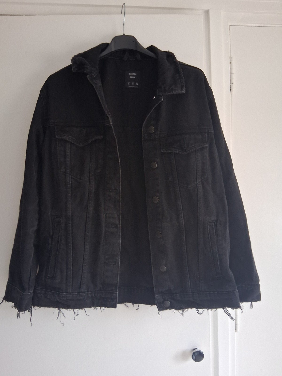Zwart spijkerjack van Bershka, maat S, Zwart, Maat 36 (S), Gedragen, Bershka