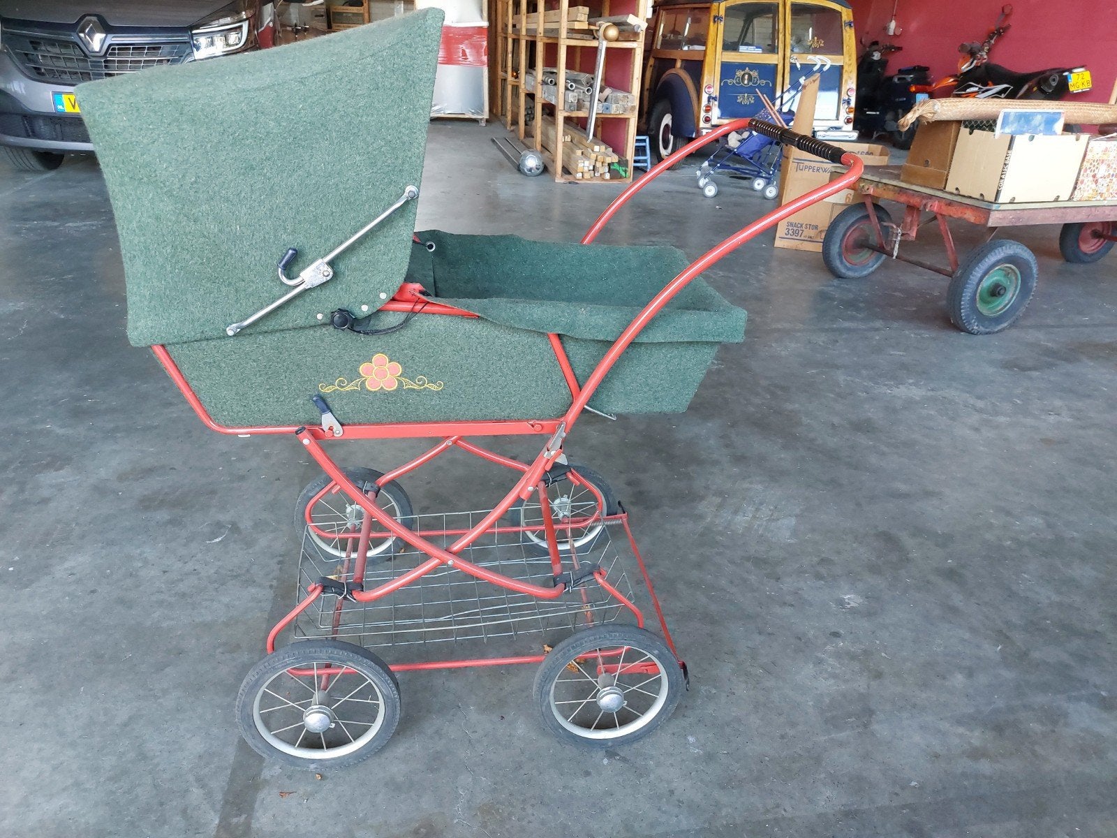 Vintage Kinderwagen - Groen met Rood Frame, Ophalen