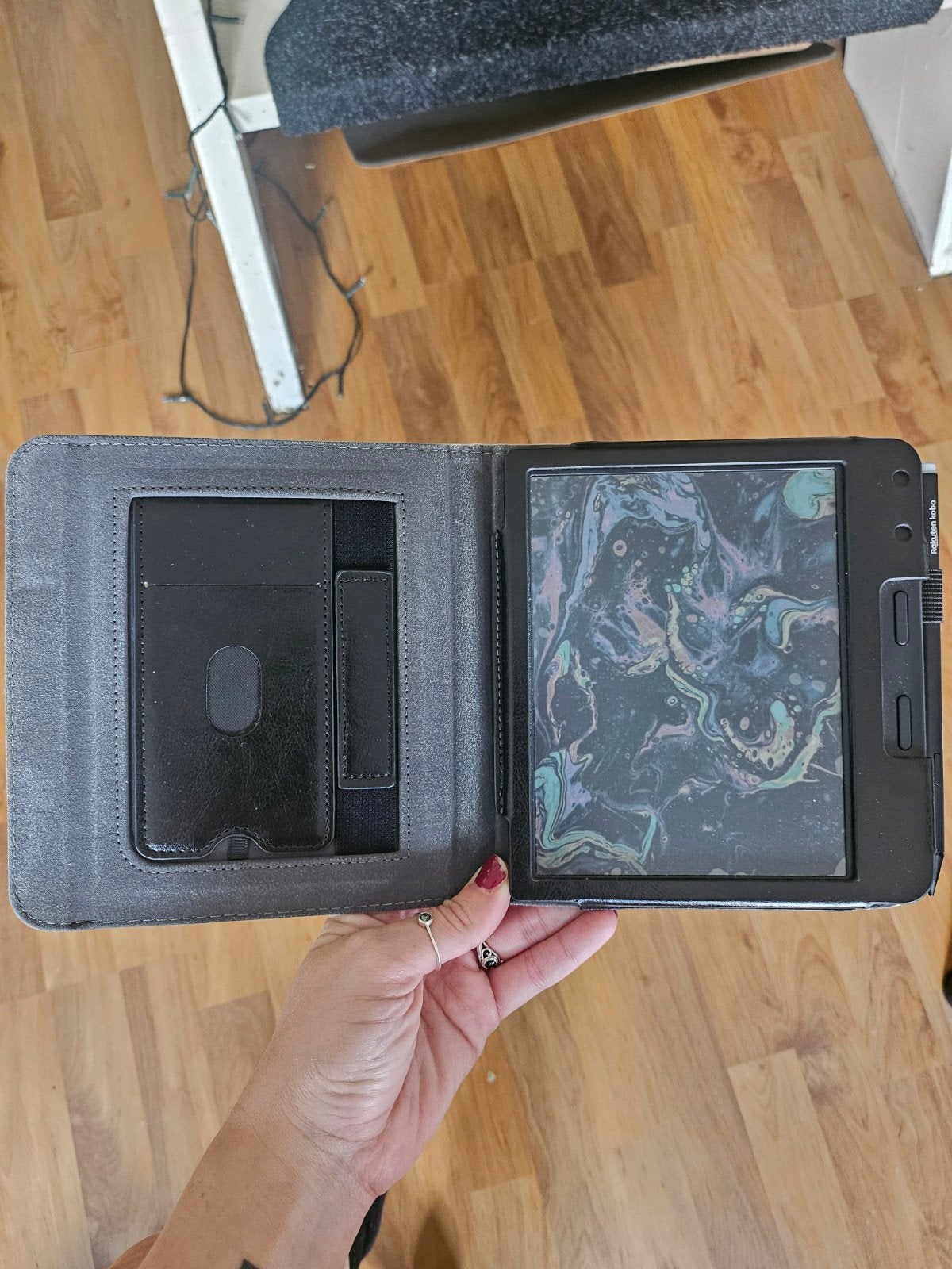 Rakuten Kobo e-reader met hoes en stylus, Computers en Software, Ophalen, 8 GB, Zo goed als nieuw, Touchscreen
