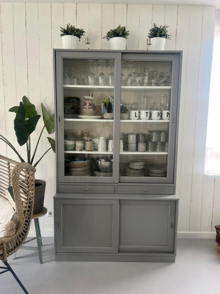 Buffetkast voor servies met vitrine deuren en dicht deel, Huis en Inrichting, Kasten | Buffetkasten, Gebruikt, 100 tot 150 cm