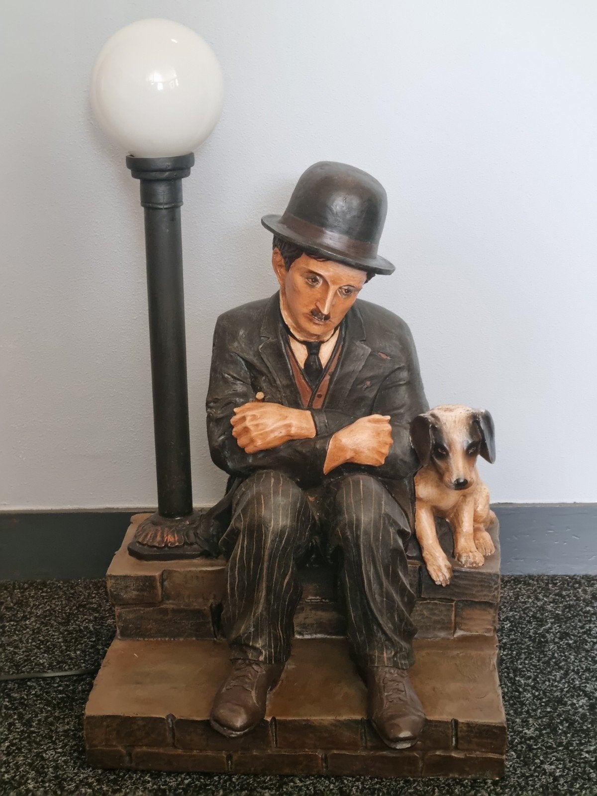Charlie Chaplin 65 cm en hond beeld met lantaarnpaal, Verzamelen, Ophalen, Gebruikt, Film, Actiefiguur of Pop