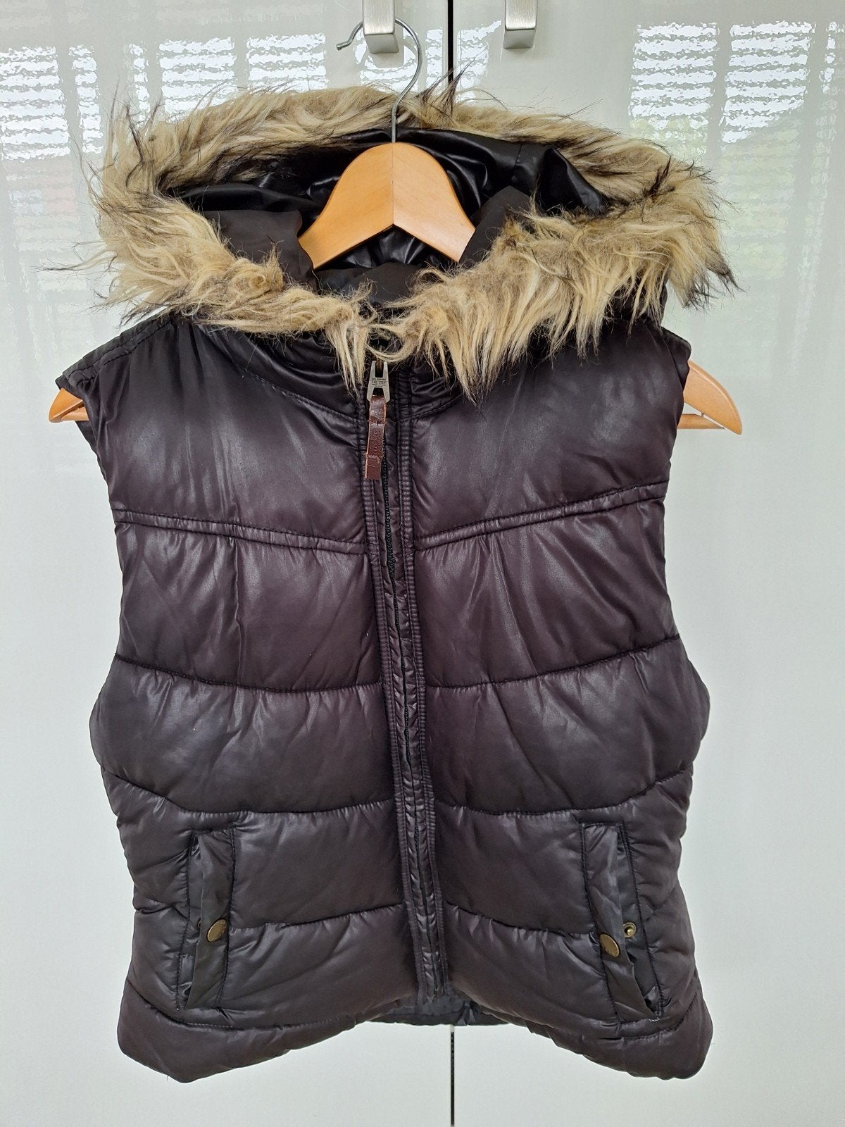 Donkerbruin/zwart gewatteerd bodywarmer met bontkraag, Kleding | Dames, Bodywarmers, Maat 38/40 (M), Zwart, Ophalen of Verzenden