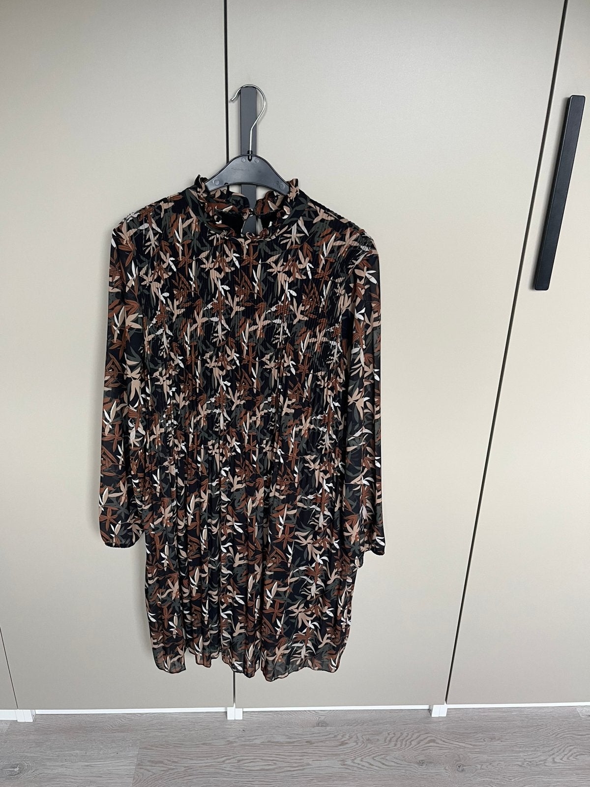 Jurk bladeren patroon bruin cognac zwart legergroen khaki M, Maat 38/40 (M), Meerkleurig, Ophalen of Verzenden, Zo goed als nieuw