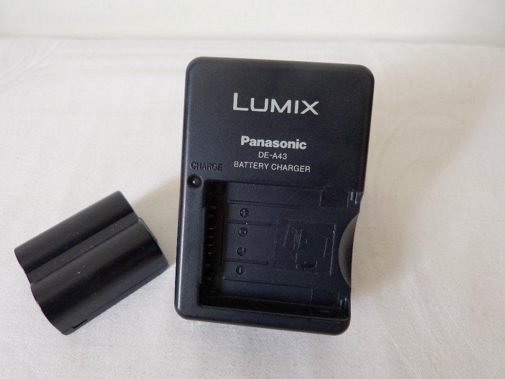 batterij en oplader panasonic DE-A43, Panasonic, Gebruikt, Batterij, Opladen via netstroom