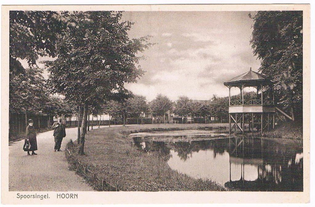 Hoorn jaren '20. Spoorsingel met het echtpaar Blokker van de, Verzamelen, Ansichtkaarten | Nederland, Ophalen of Verzenden, 1920 tot 1940