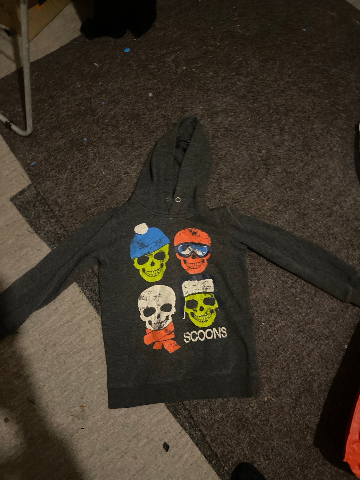 Stoere grijze hoodie met doodskoppen - Maat 128, Ophalen of Verzenden, Zo goed als nieuw, Jongen of Meisje, Trui of Vest