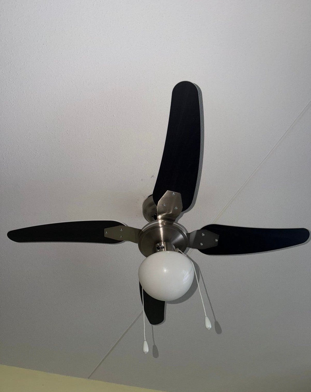 Mooie zwarte plafondventilator, z.g.a.n. met doos en handlei, Ophalen, Zo goed als nieuw, Plafondventilator
