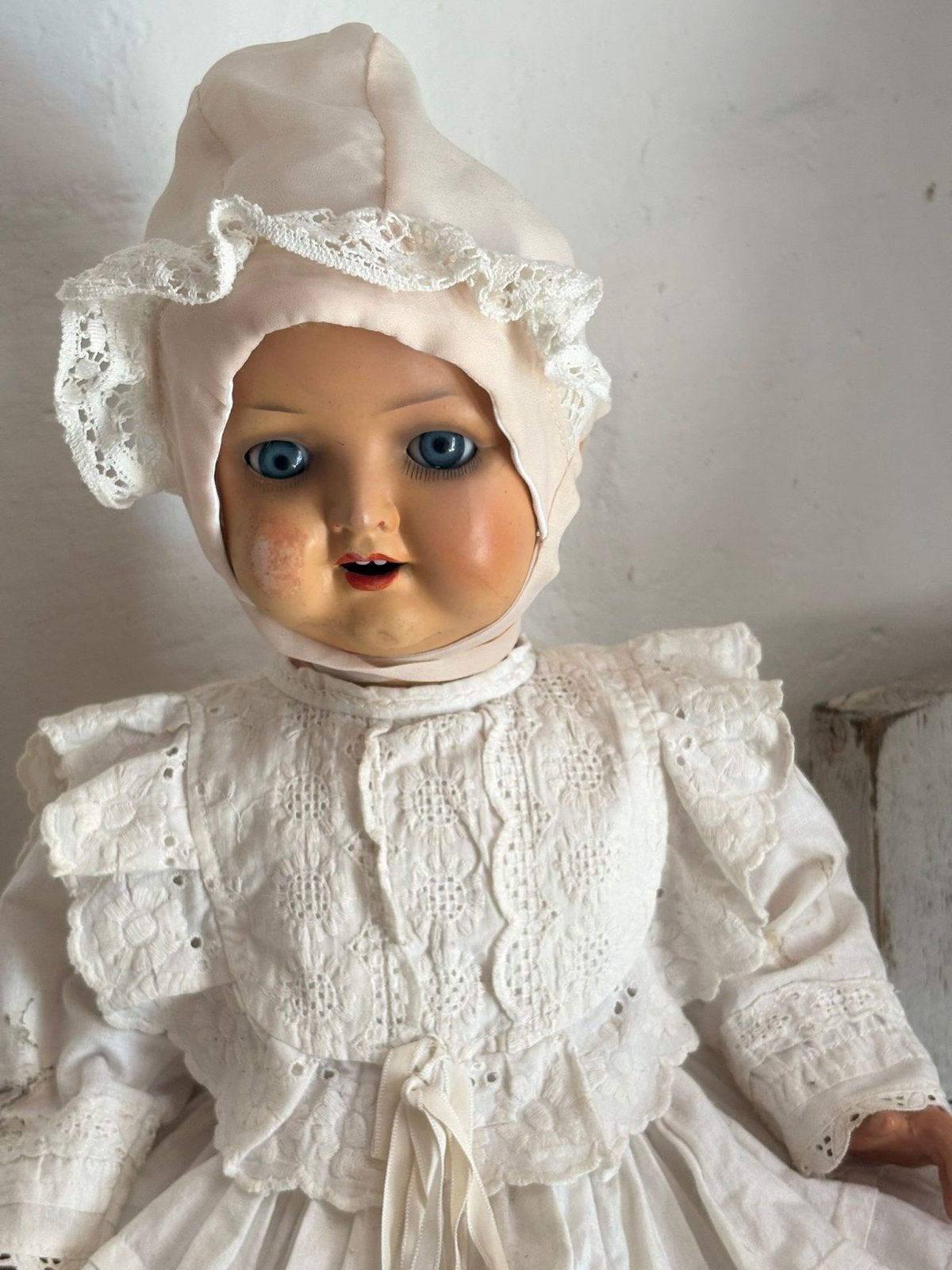 Antieke poppen met kanten jurk en muts, Ophalen of Verzenden, Gebruikt, Babypop