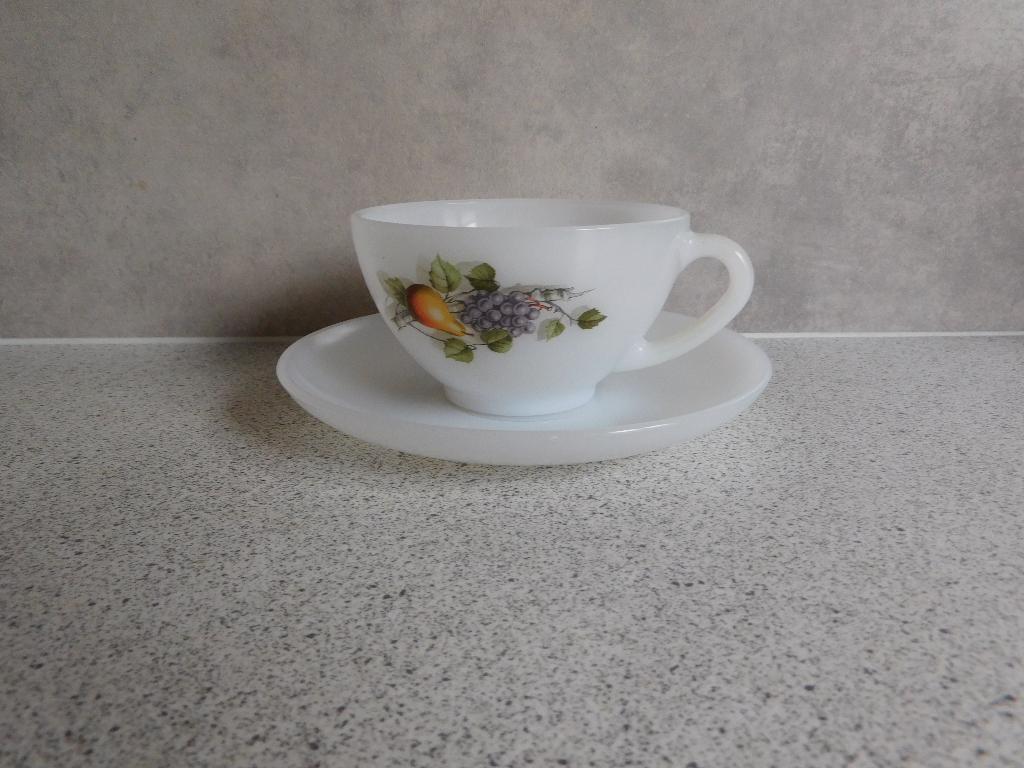 Soepkom en schotel Fruit Arcopal Melkglas, Huis en Inrichting, Keuken | Servies, Ophalen of Verzenden, Overige stijlen, Kop(pen) en/of Schotel(s)