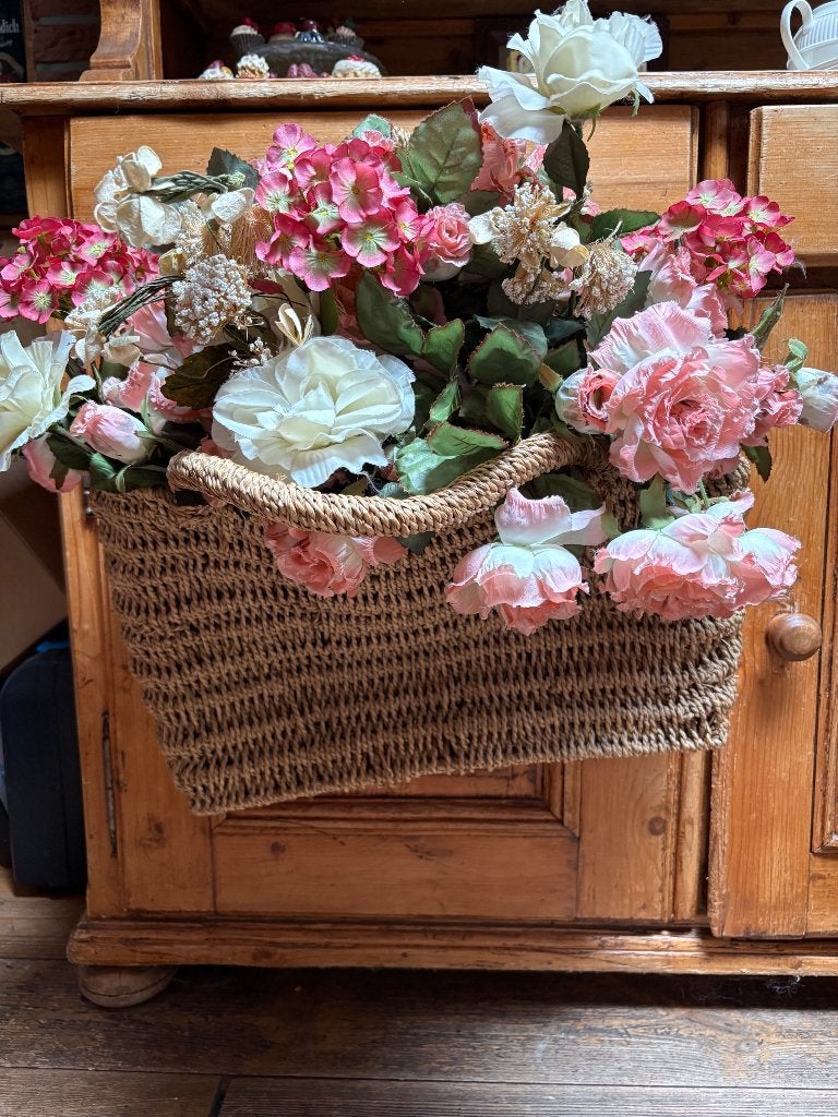 gevlochten tas vol met kunstbloemen., Ophalen of Verzenden, Gebruikt