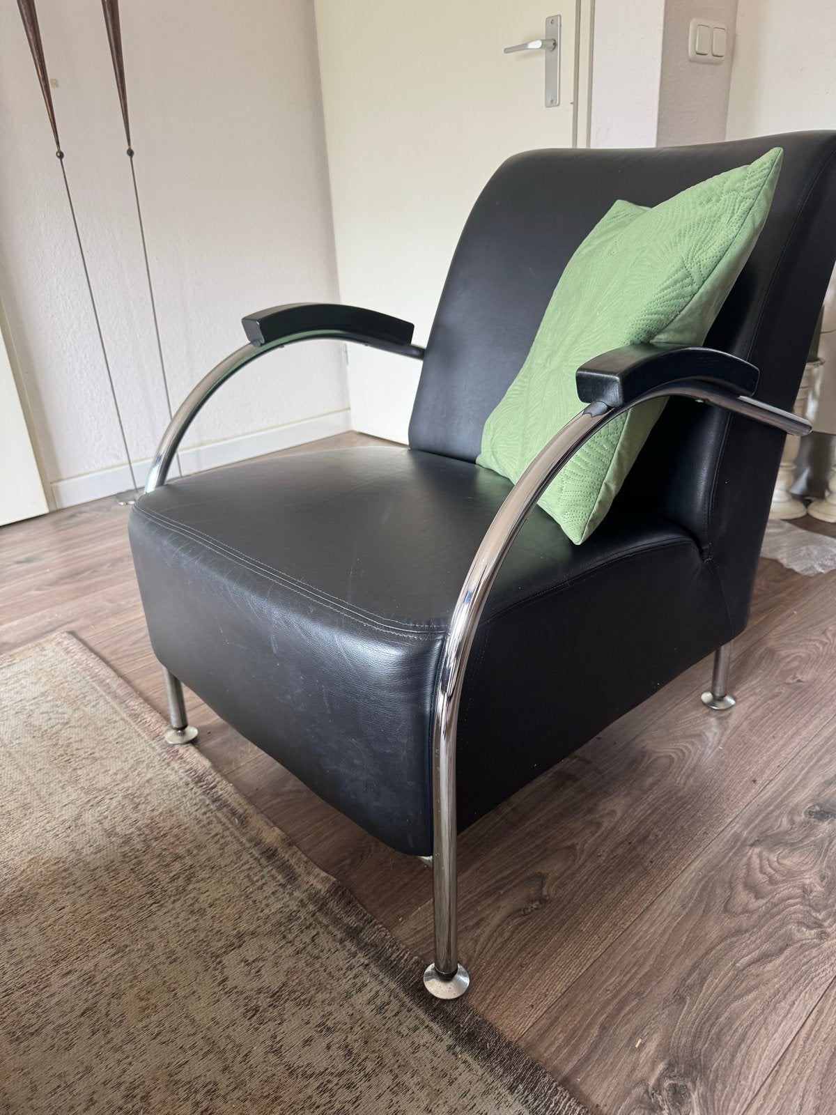 Zwarte IKEA stoel met chromen accenten, Huis en Inrichting, Stoelen, Ophalen, Gebruikt, Zwart, Metaal