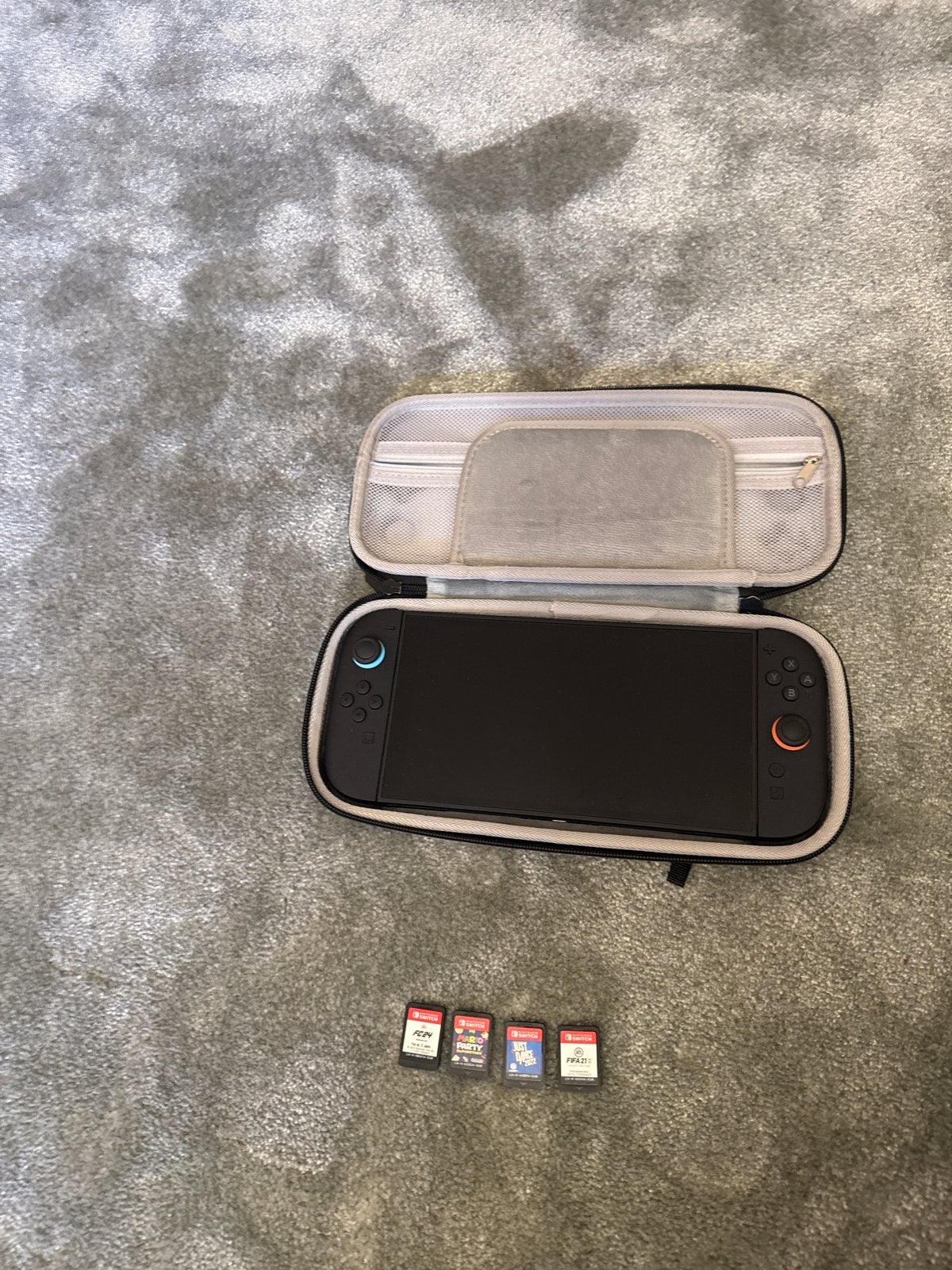 Nintendo Switch OLED met 4 games en hoes, Switch OLED, Met games, Met 2 controllers, Ophalen of Verzenden
