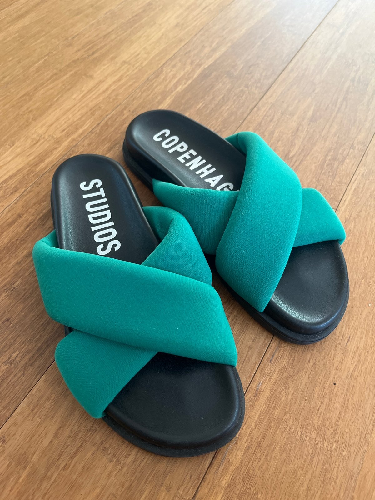 Mooie Copenhagen Studios slippers, Ophalen of Verzenden, Zo goed als nieuw, Groen, Slippers