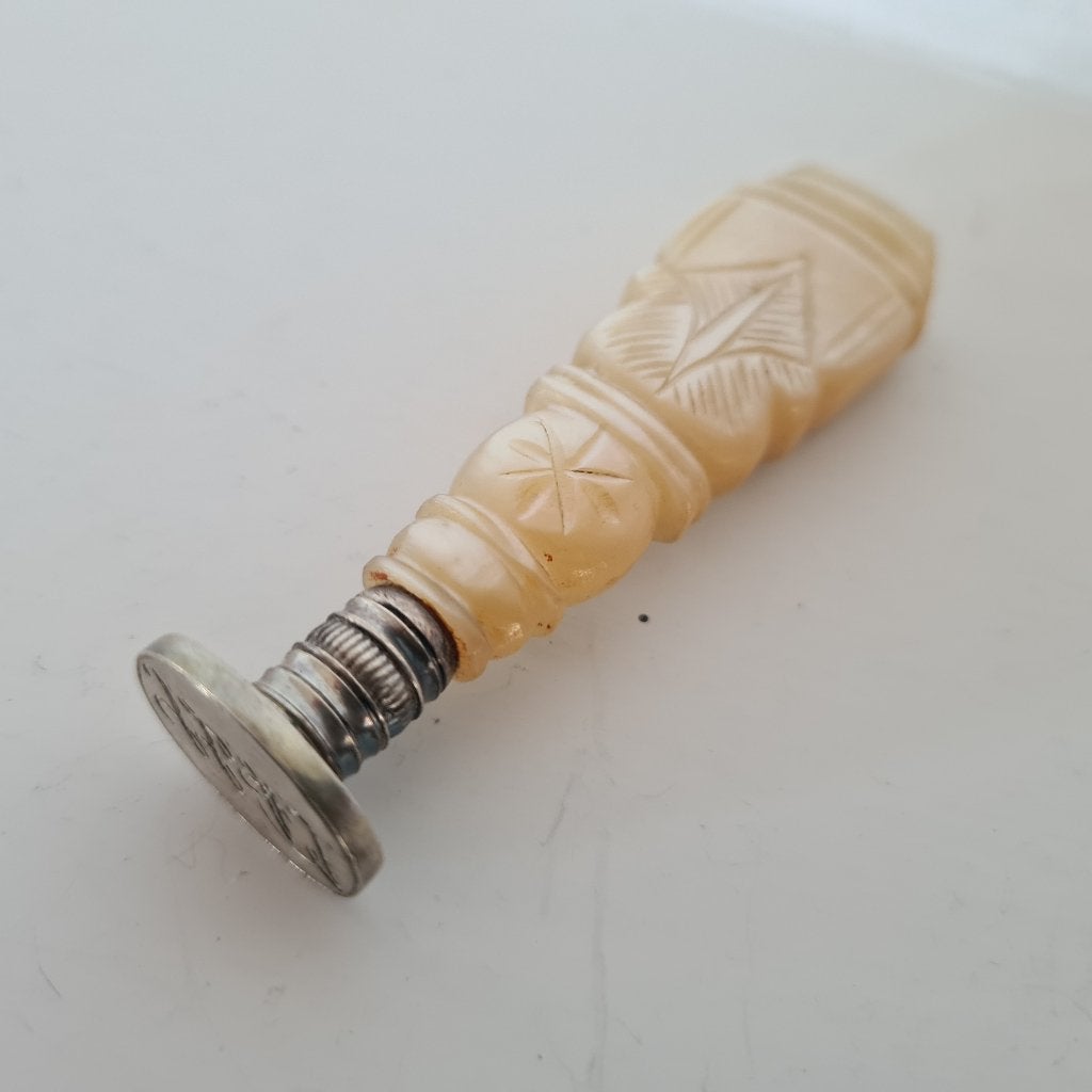 Hollands zilveren lakstempel met Initialen en Parelmoer Heft, Antiek en Kunst, Ophalen of Verzenden, Zilver