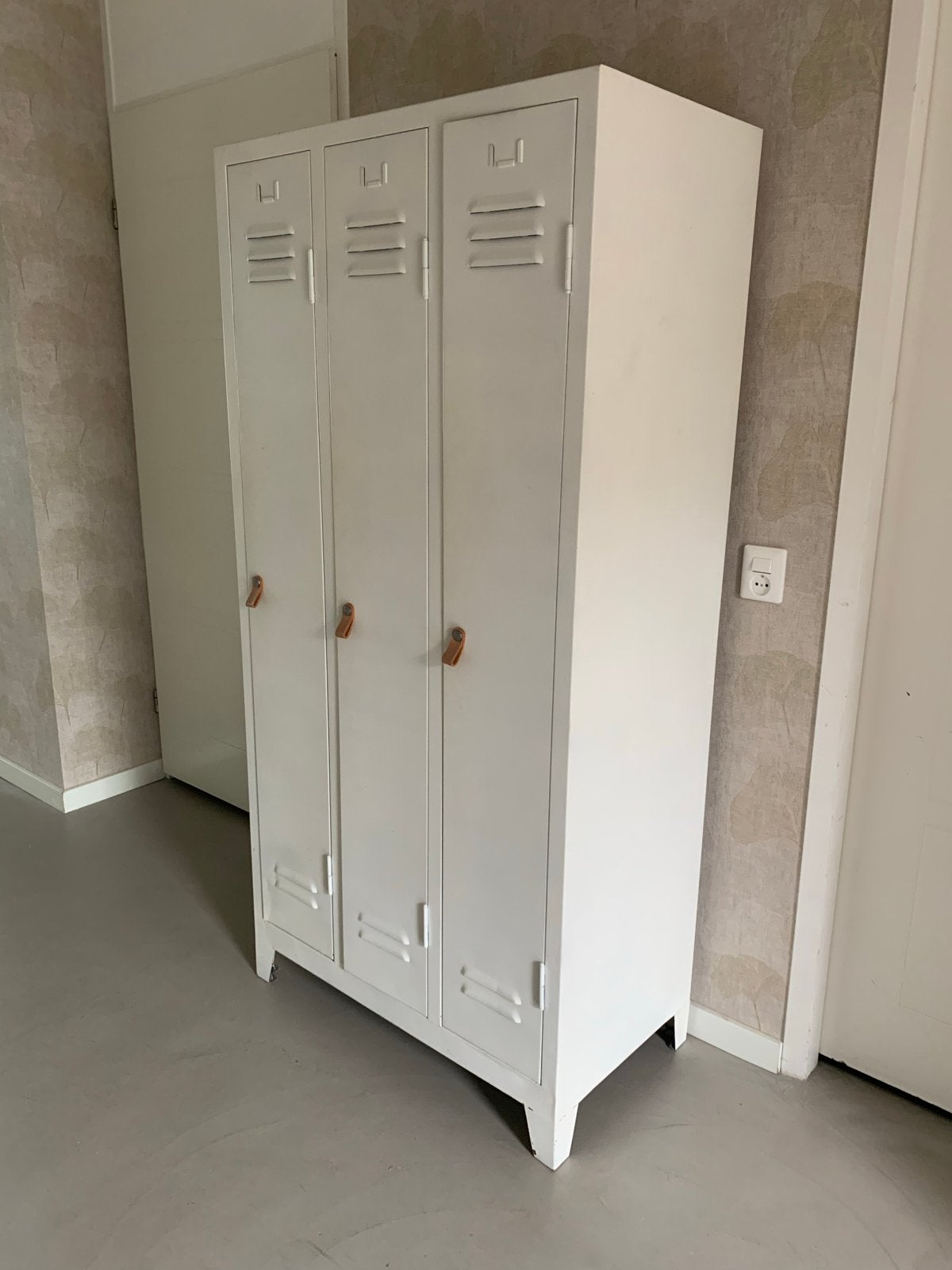 Witte metalen lockerkast met 3 deuren, Ophalen, Gebruikt