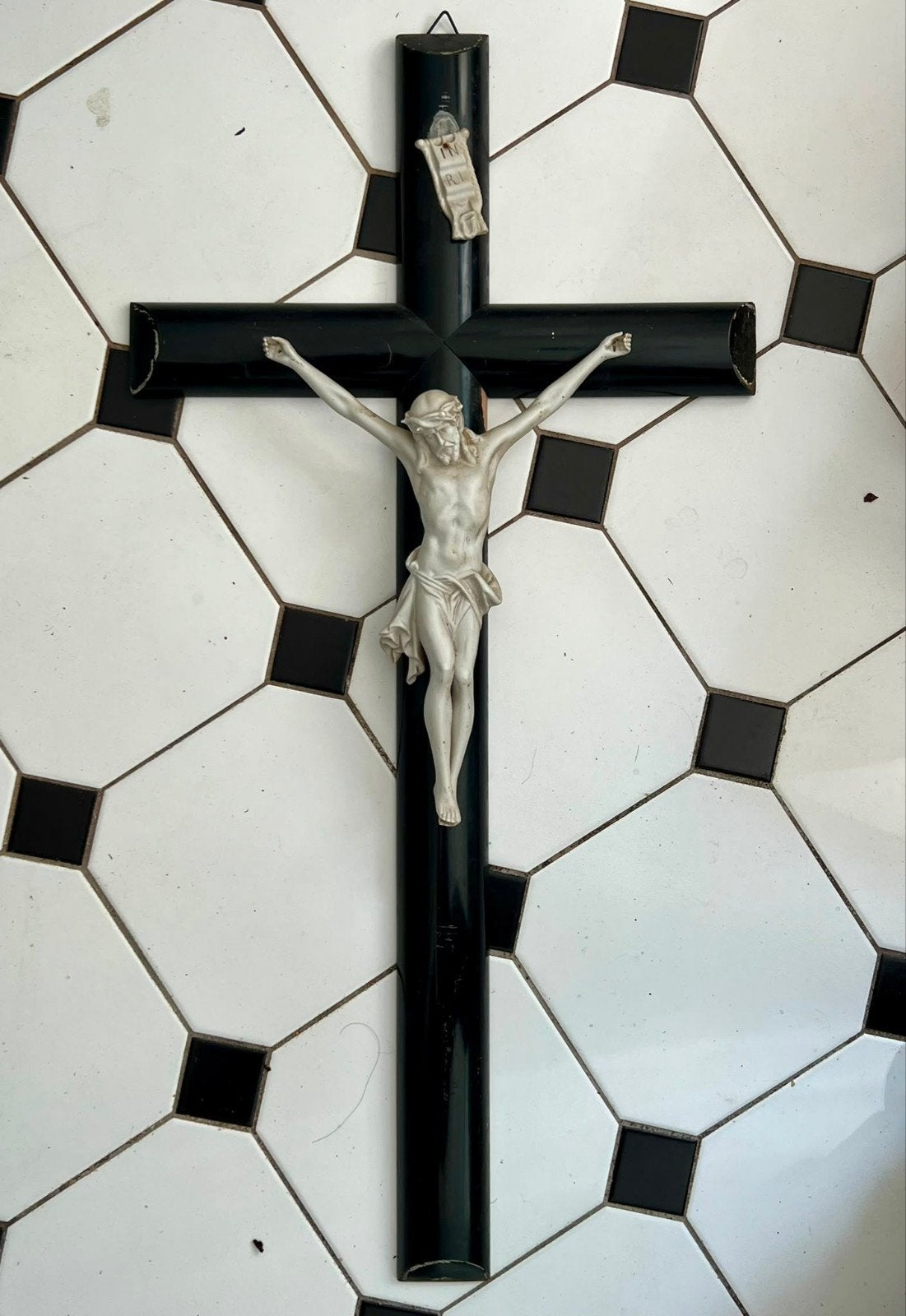 Mooi antiek zwart kruisbeeld met wit porseleinen Christus, Ophalen of Verzenden