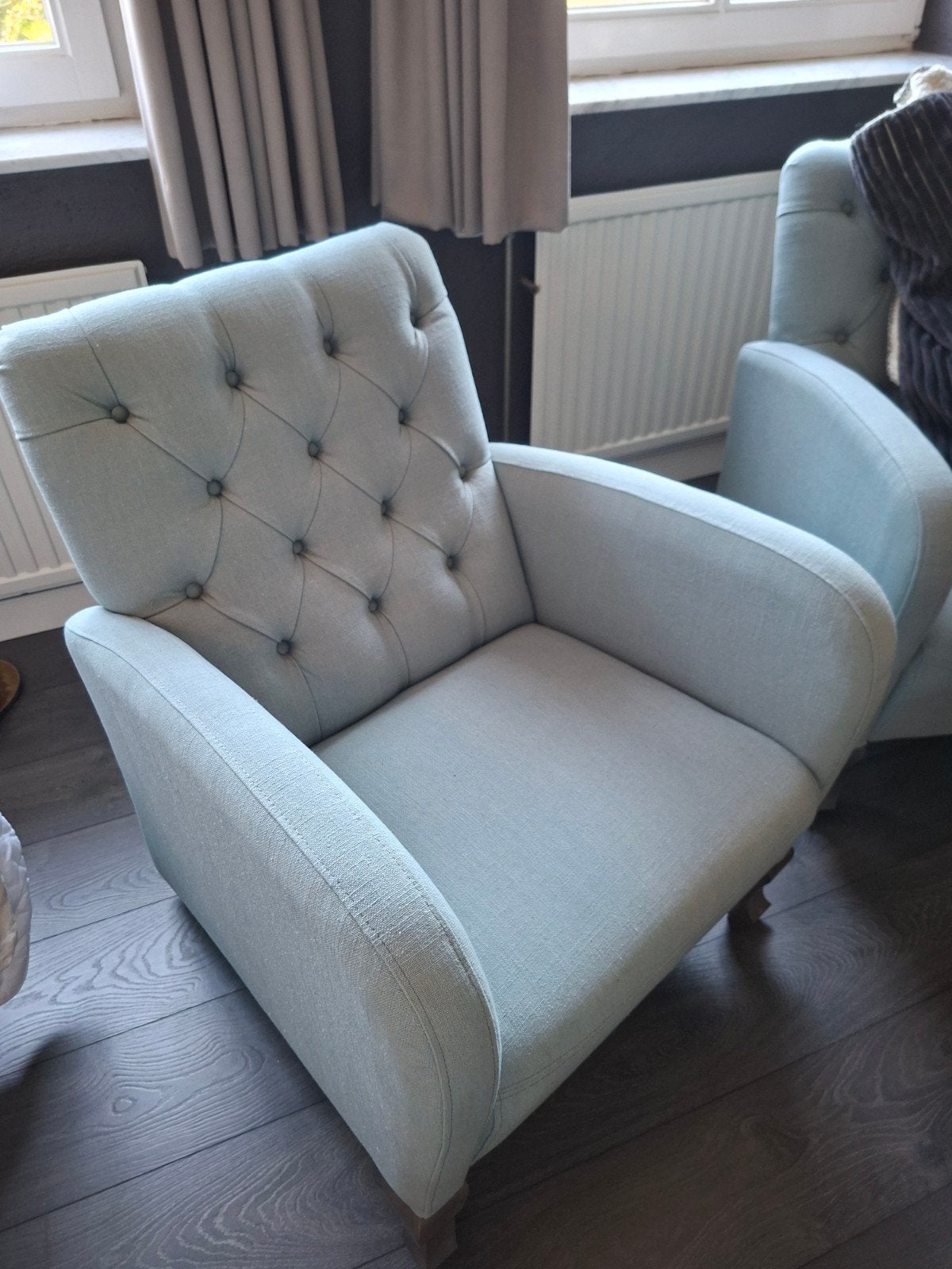 Stijlvolle fauteuil met knoopdetails - Lichtblauw, Ophalen, 75 tot 100 cm, Zo goed als nieuw, Stof