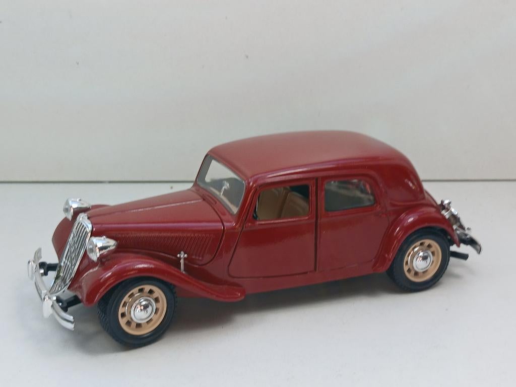 bburago 1/24  citroen traction, Hobby en Vrije tijd, Modelauto's | 1:24, Ophalen of Verzenden, Zo goed als nieuw, Bburago