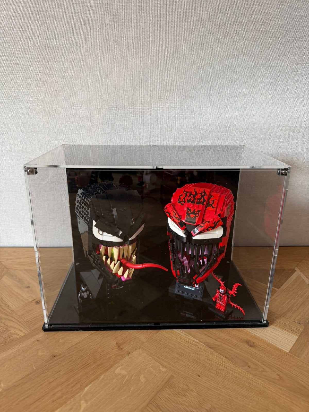 LEGO 76187 Venom + Carnage 76199 in display + minifigs, Kinderen en Baby's, Speelgoed | Duplo en Lego, Ophalen, Zo goed als nieuw