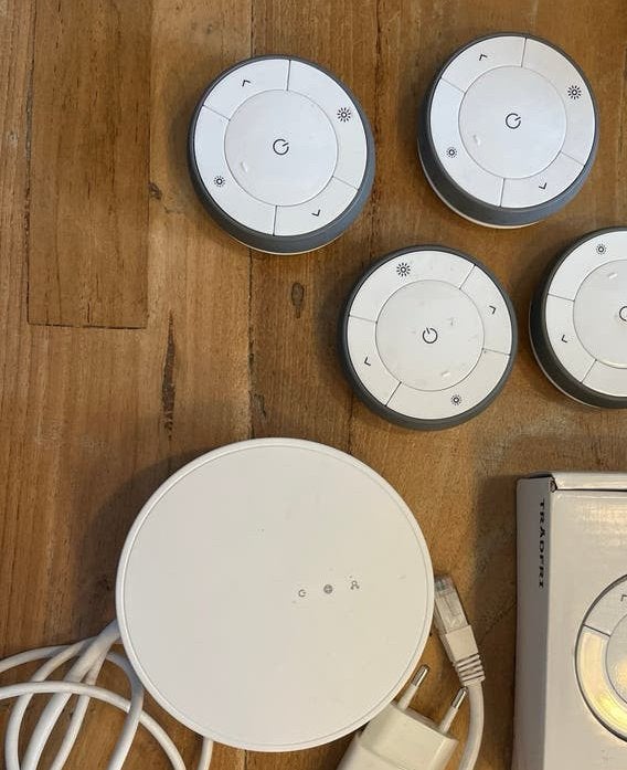 MOET WEG -  IKEA Tradfri gateway met 3 afstandsbedieningen, Verzenden, Gebruikt, Origineel