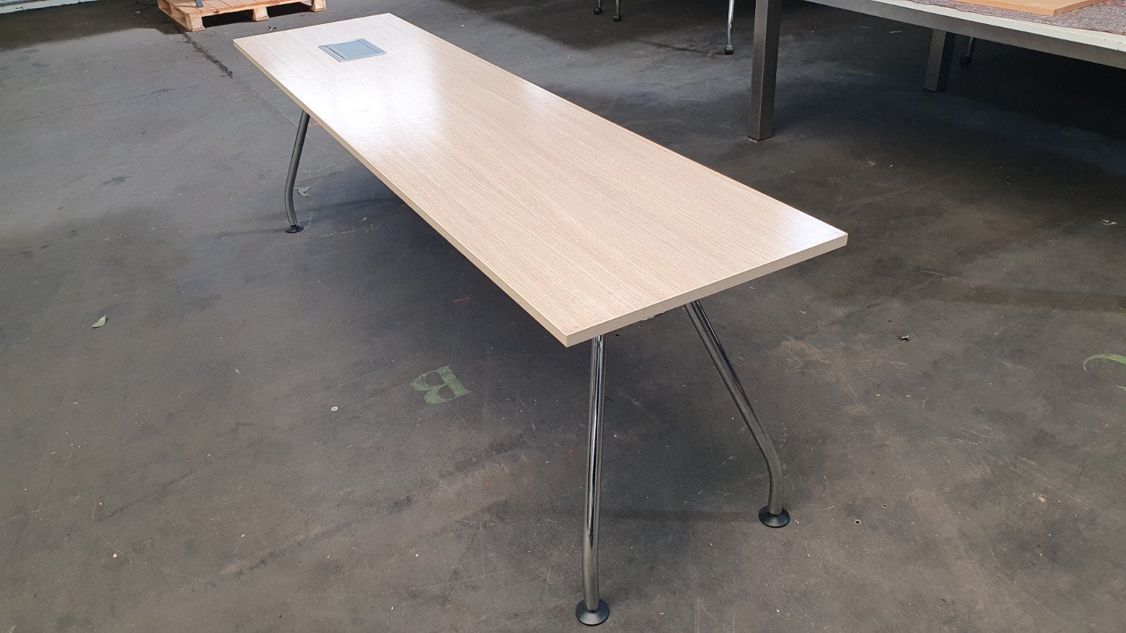 Vepa vergader/wandtafel 240x60, Ophalen, Metaal, Zo goed als nieuw, Stopcontact
