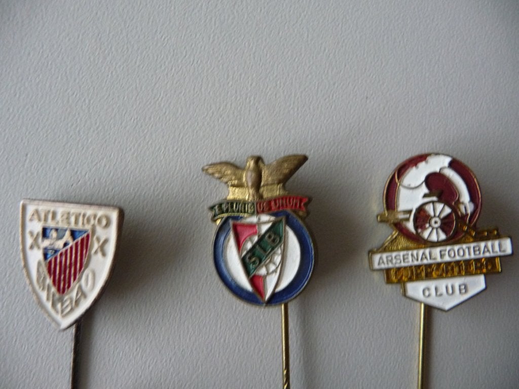 3 speldjes Buitenlandse - VOETBALCLUBS -, Verzamelen, Speldjes, Pins en Buttons, Ophalen of Verzenden, Gebruikt, Sport, Speldje of Pin