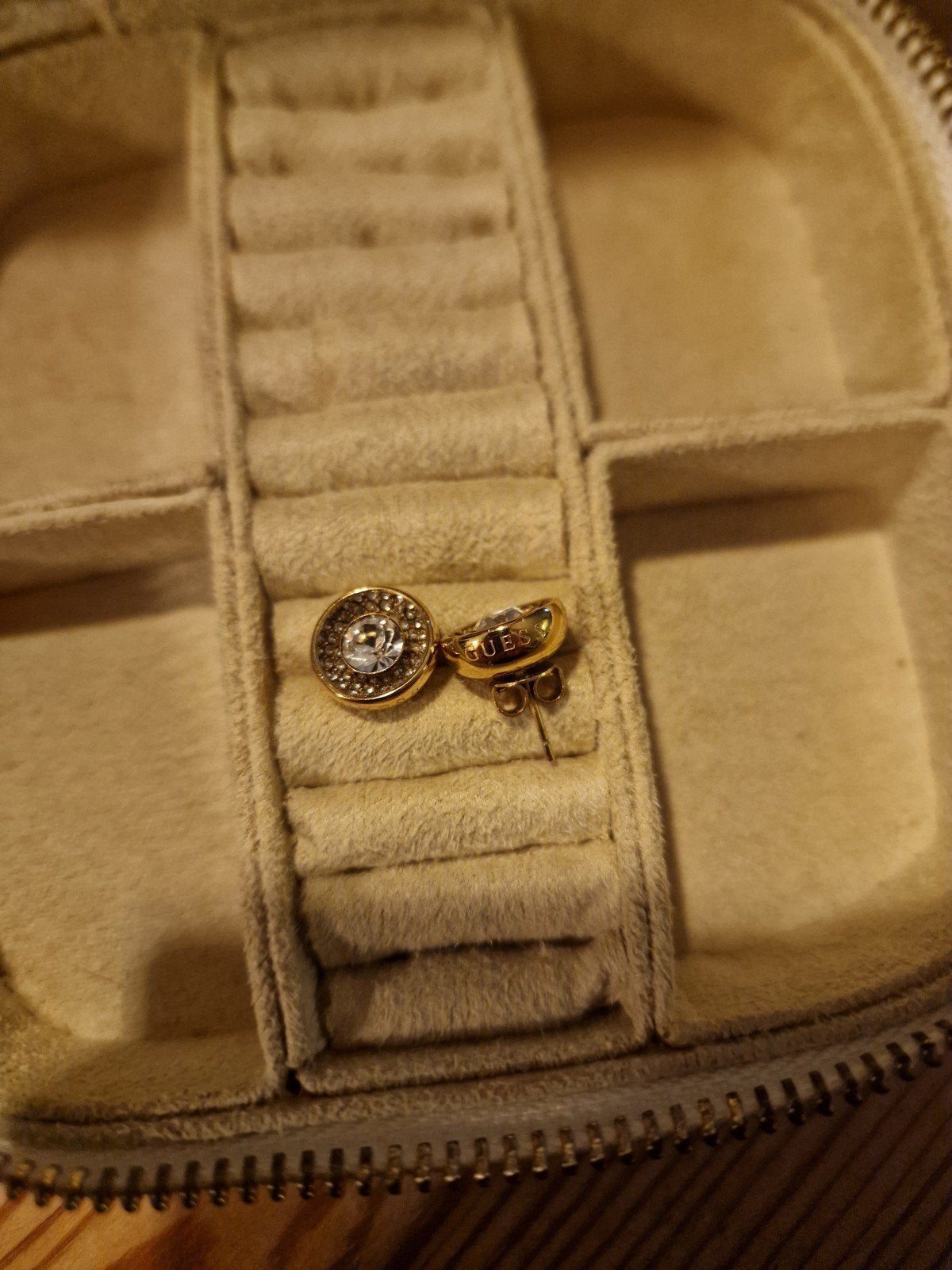 Guess Oorbellen Goudkleurig met Strass, Sieraden, Tassen en Uiterlijk, Overige materialen, Ophalen of Verzenden, Zo goed als nieuw