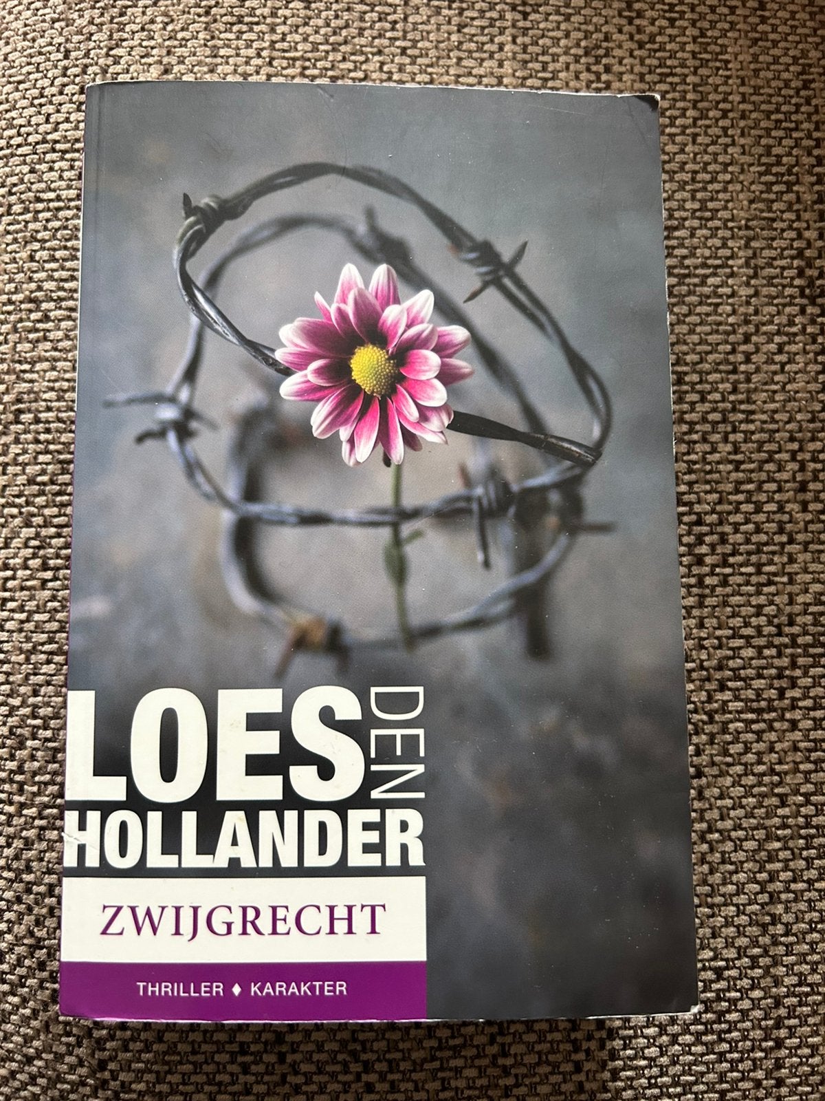 Loes den Hollander boek thriller titel Zwijgrecht, Ophalen of Verzenden, Gelezen, Loes den Hollander, Nederland