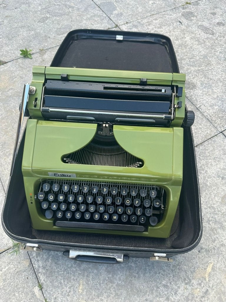 Erika 105 typemachine met koffer – Retro olijfgroen, Ophalen, Gebruikt